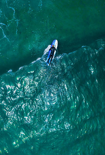 σέρφινγκ, surfer στο κύμα, Ζωντανός Μπλε Ωκεανός, δυναμική κεραία, κύματα στον ωκεανό, σανίδα του σέρφιν, δράση σερφάρισμα, όψη από πάνω προς τα κάτω, ωκεάνια αθλήματα, φωτογραφία σερφ, εναέρια θέα