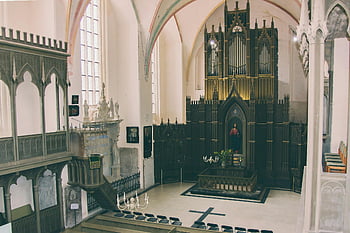Interiér gotické církve, černý dřevěný oltář, ozdobený oltář, historický kostel, interiér kostela, gotická architektura, kostelní oltář, Podrobný oltář, náboženské architektury, Církevní výzdoba, gotický design