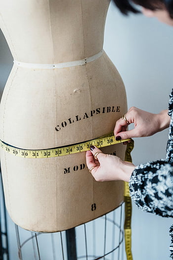 krawcowa, pomiar taśmy, manekin, atelier, Studio modowe, Bliskie ręce, forma sukienki, Miarka, projektowanie mody, fotografia studyjna, Narzędzia krawieckie