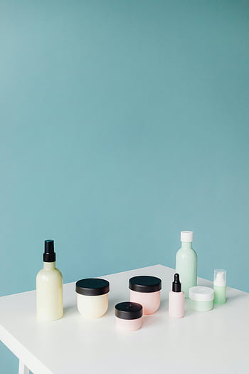 produk perawatan kulit, botol, guci, meja, latar belakang biru, Pengaturan estetika, botol perawatan kulit, Stoples perawatan kulit, Produk kecantikan, Pengaturan minimalis, warna pastel