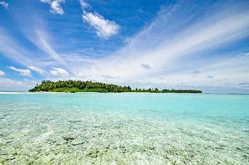 île tropicale, eaux cristallines, atoll de laamu, Maldives, photographie de paysage, île tranquille, paradis tropical, eau claire, vue sur l'île, ciel bleu, nuages ​​blancs