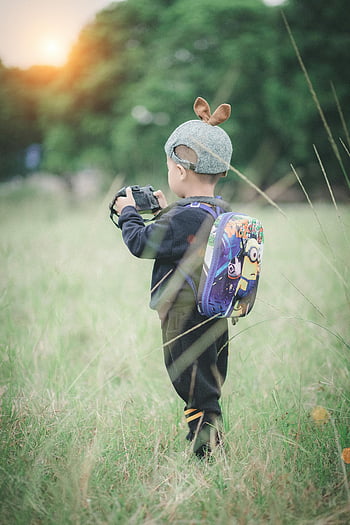 chłopak, plecak, aparat fotograficzny, Zielona trawa, dziecko, Natura, trawiaste pole, zachód słońca, fotografia plenerowa, młody fotograf, przygoda