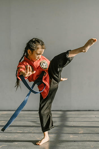 Dětská bojová umění, vysoký kop, modrý pás, dojo, karate, mladý praktik, Výcvik bojových umění, cvičení dítěte, Bojová umění představuje, Dojo praxe