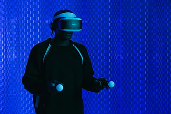 realta virtuale, vr auricolare, uomo che indossa VR, impostazione futuristica, Controller VR, esperienza immersiva, illuminazione blu, tecnologia, gioco, interattivo, cuffia