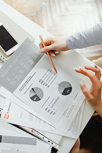 documents comptables, photo en gros plan, rapports financiers, graphiques à secteurs, Analyse de femme d'affaires, réglage du bureau, Analyse financière, Documents d'entreprise, Visualisation de données, graphiques financiers, Bureau de travail
