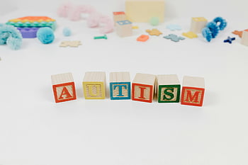 autisme, letterblokken, houten blokken, kleurrijk speelgoed, witte achtergrond, stuk speelgoed, autisme bewustzijn, educatief speelgoed, kinderspeelgoed, Autisme gespeld, Autisme blokken
