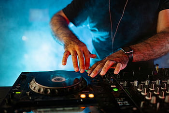 dj, mixer audio, mixer professionale, discoteca, impostazione vibrante, miscelazione musicale, DJ abile, Atmosfera da nightclub, Attrezzatura DJ, produzione musicale, Performance DJ