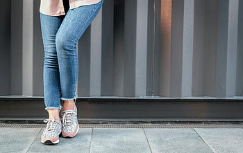tenisky, džíny, třpytivé tenisky, stylová žena, příležitostné venkovní, denim, obuv, móda, pouliční styl, běžné civilní oblečení, třpytivé boty