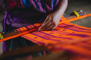 Mexický text, tkalcovský tkaní, zářivé barvy, tradiční umění, ruční, kulturní dědictví, textilní design, řemeslo, výšivka, oranžové tkaniny, Fialová látka