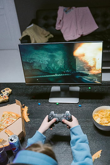 ゲーミング、 ビデオゲーム、 クローズアップショット、 屋内ゲーム、 軽食、 ゲームコントローラ、 現代の技術、 余暇、 コンピュータモニタ、 ピザ、 チップス