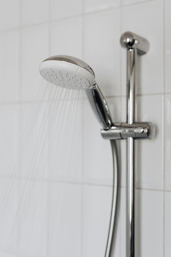 głowica prysznicowa, chromowana głowica prysznicowa, płynąca woda, Nowoczesny projekt łazienki, Bliski prysznic, Elegancki design, armatura łazienkowa, woda pod prysznicem, Projekt głowy prysznicowej, Prysznic w łazience, Chrome