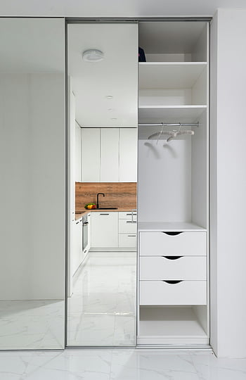 skříň, zrcadlové dveře, Současný byt, moderní kuchyně, minimalistický design, mramorové podlahy, bílé skříňky, posuvné dveře, Vzhled interiéru, domovní dekorace, Prostorné rozvržení