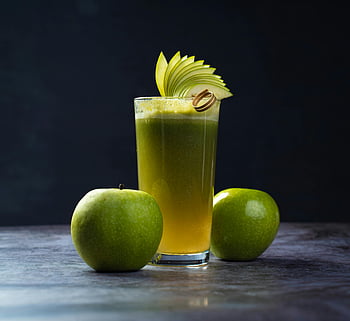 apple juice, green apple, tall glass, fresh juice, apple slices, whole apples, dark surface, garnished juice, green apple juice, healthy drink, fruit juice
