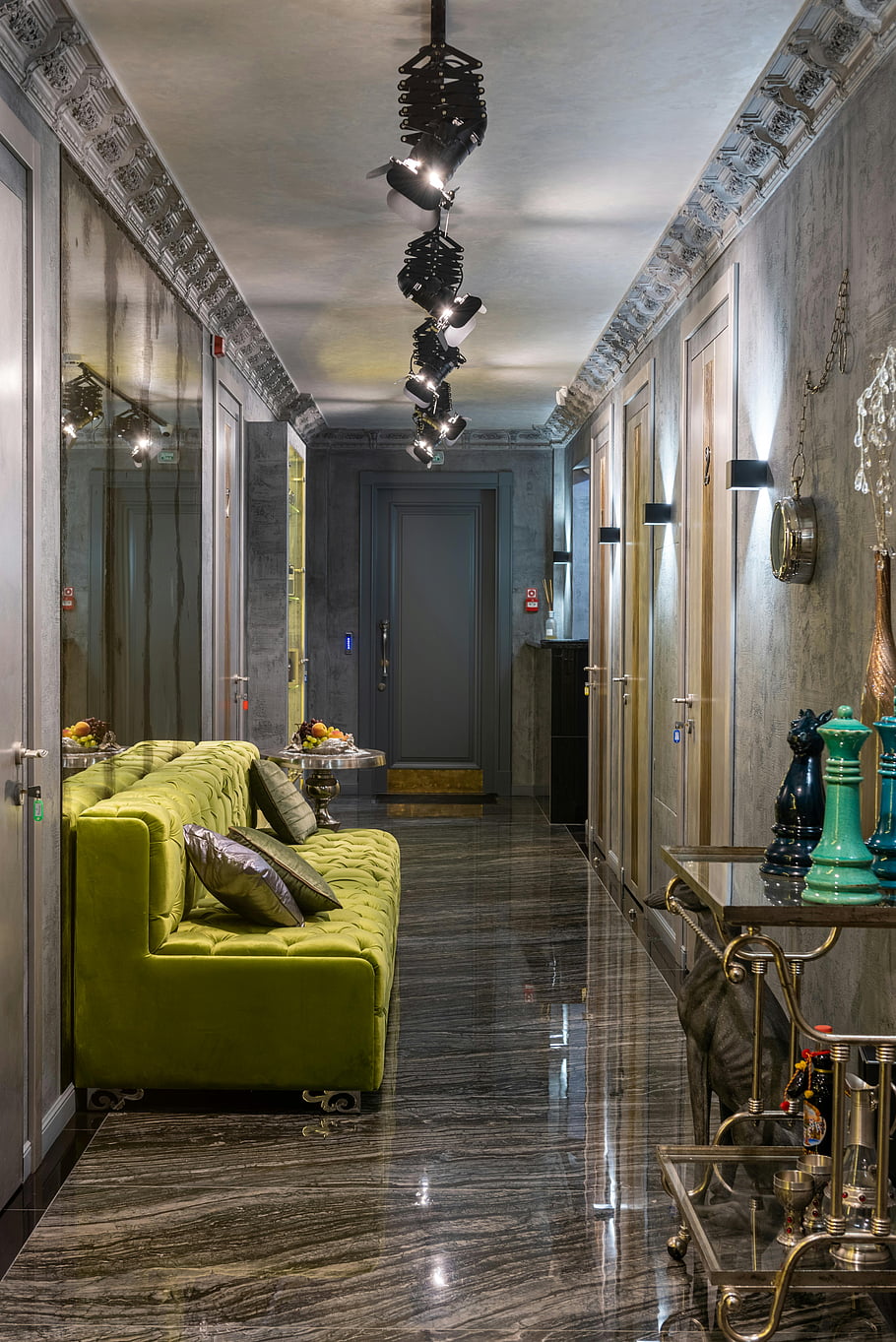 Moderní zelená pohovka, Stylový výzdoba, Elegantní chodba, Vnitřní chodba, mramorová podlaha, dekorativní osvětlení, nástěnné svítidla, ozdobený strop, Současný nábytek, Luxusní interiér