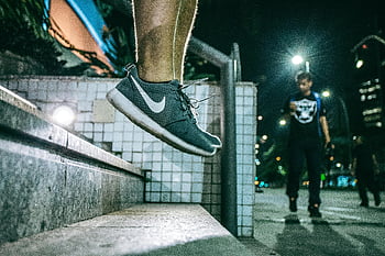 muž v černém, Bílé boty Nike, v noci, městské scény, skákání, aktivní životní styl, hnutí, světla města, pouliční fotografie, noční fotografie, městský noční život