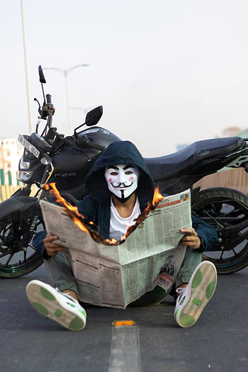 maska ​​fawkes chlap, Hořící noviny, motocykl, pouliční fotografie, protestní symbolika, městském prostředí, osoba, bunda s kapucí, selektivní zaměření, ulice, Indie