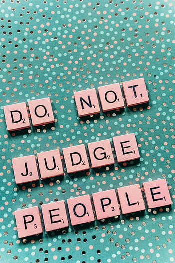 inspirativní citát, pozadí puntíky, scrabble dlaždice, Nesuďte lidi, motivační poselství, Tečkované pozadí, ŽIVOTNÍ RADY, Inspirativní dlaždice, pozitivní zpráva, scrabble dopisy, motivační citát