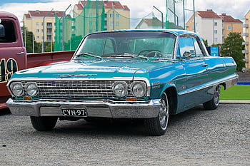 Klasické modré kupé, Červený pickup, Vintage Blue Chevrolet, zaparkované venku, městské pozadí, klasické auto, Historické auto, Venkovní parkování, městském prostředí, klasické vozidlo, červené auto