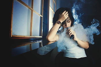 젊은 여성, 흡연, 전자 담배, 어둠, 생각에 잠긴, 실내 vaping, 연기로 둘러싸여 있습니다, 전자 담배 연기, 여자들이 모여서, 실내 연기