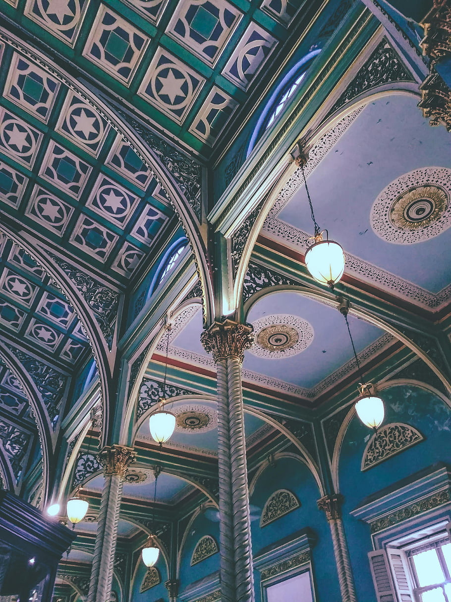 vícebarevný strop, složité oblouky, Ozdobený modrý strop, Vnitřní pohled, Ohromující architektura, dekorativní vzory, stropní konstrukce, architektonické detaily, Vzhled interiéru, historické budovy, osvětlení lustrů