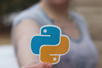 Python -klistermærke, orange blå, programmeringsfokus, sløret baggrund, person holder, Python-logo, Python-programmering, Python sprog, Python -udvikler, Python Community, Python -teknologi