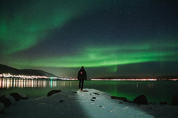 オーロラ、 雪の上に立っている男、 雪のような海岸線、 ノルウェー、 夜空、 冬の風景、 星空、 自然現象、 美しい景色、 歩く人