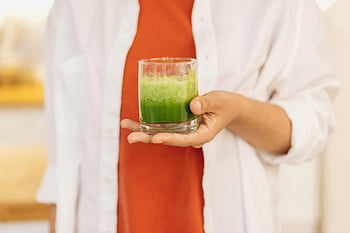 frullato verde, uno stile di vita sano, bicchiere da bere trasparente, bevanda rinfrescante, persona che tiene, foto ravvicinata, mangiare sano, frullato fresco, succo verde, bevanda sana, Smoothie Glass