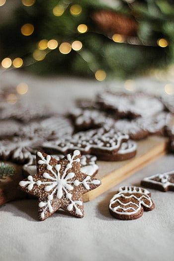 mézeskalács sütik, fehér jegesedés, ünnepi ünnepségek, barna mézeskalács, díszített sütik, karácsonyi sütik, ünnepi csemegék, téli kezek, ünnepi desszertek, süti dekorációk, hópehely cookie-kat