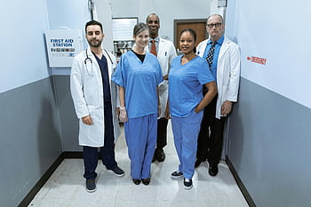 Ärzte, Krankenschwestern, Angehörige der Gesundheitsberufe, Flur im Krankenhaus, Verschiedene Gruppen, lächelnd, medezinische Angestellte, Erste-Hilfe-Station, Rettungszeichen, medizinisches Team, Mitarbeiter des Gesundheitswesens