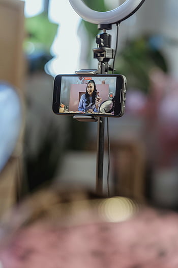 černá žena, krása blog, natáčení smartphonu, Výukový program vloggingu, Nastavení stativu, vnitřní vlogging, kruhové světlo, Krása vlogger, tvůrce obsahu, mobilní vlogging, DIY krása