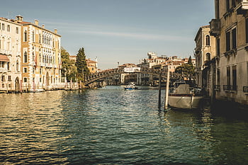 Venetië, groot kanaal, historische architectuur, charmante brug, witte boot, rivier-, Wit en bruin gebouw, uitzicht op de gracht, Italiaanse stad, Europese reizen, waterweg scène