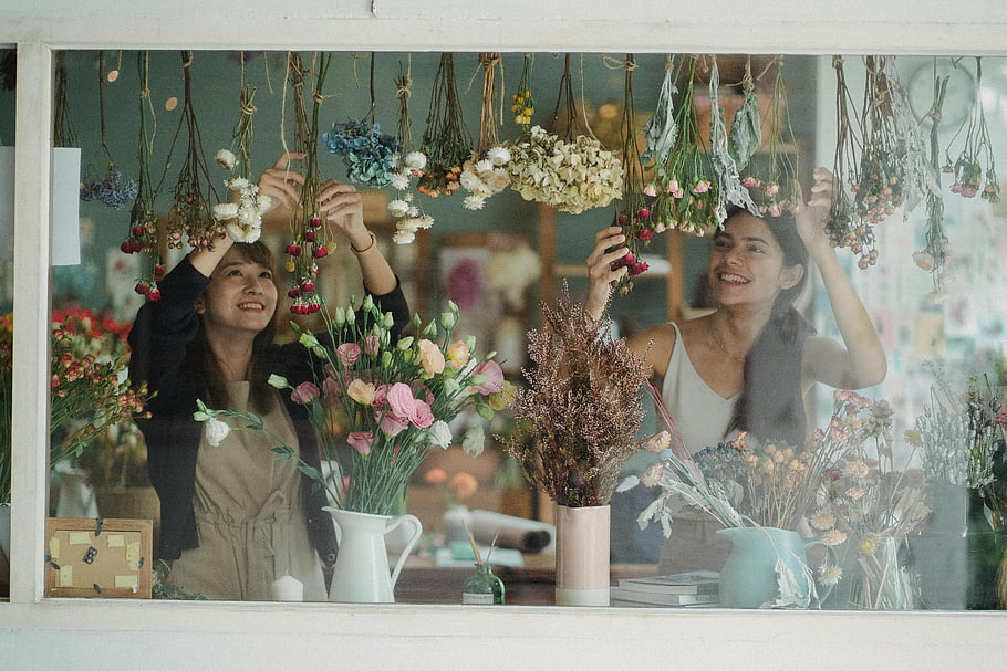 květinářství, Veselí květinářství, Útulný pult, obchod Floristry, živé sušené květy, květinové aranžmá, Šťastné květinářství, Zdobení obchodu, sušené květiny, květinový displej, výloha