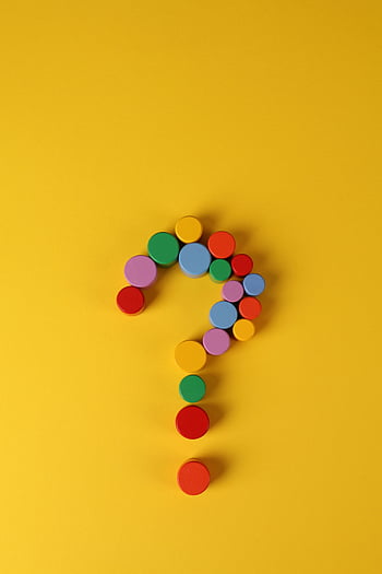 costruzioni, superficie gialla, blocchi di legno colorati, punto interrogativo, Immagine vibrante, sfondo giallo, blocchi multicolori, design giocoso, disposizione creativa, giocattoli educativi, colori luminosi