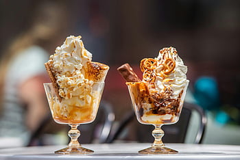 desserts, café, Sundaes gastronomiques, bretzels, pop corn, gâterie sucrée, crème fouettée, crème glacée, table, photographie alimentaire, photographie de dessert