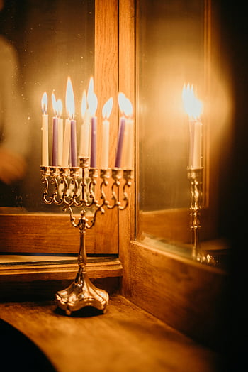 menorah, zapálil svíčky, hanukkah, Teplé světlo svíček, odraz okna, Židovské tradice, svátek světel, Slavnostní osvětlení, Tradiční menora, svícen