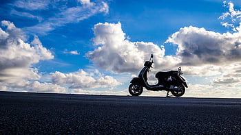 silueta fotografie, automatický skútr, vespa skútr, otevřená cesta, jasně modrá obloha, mraky, Silhouette Vespa, silniční fotografie, Silueta skútru, nebe mraky, Otevřená silniční skútr