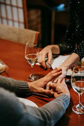 romantická večeře, drželi se za ruce, Valentýnské motivy, Útulné nastavení, Pár bez tváře, vinné skleničky, Ambiance restaurace, romantický pár, večeře nastavení, romantický okamžik, Párování vína