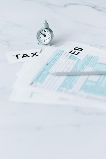documenti fiscali, orologio, tavolo di marmo, scadenze fiscali, concetti finanziari, moduli fiscali, stagione delle tasse, preparazione fiscale, deposito fiscale, tempo di imposta