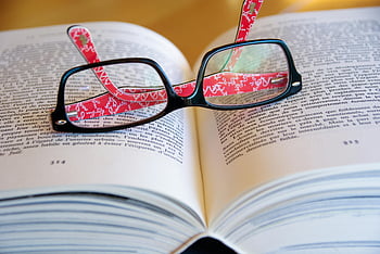 černé orámované brýle, otevřená kniha, literatura, učení se, brýle na knihu, stránky knihy, čtení, brýle, Odraz textu, studie, znalost