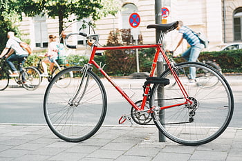 červené kolo, parkoviště pro jízdní kola, městská cyklistika, kolo zámek, dlážděná cesta, pouliční sloup, dopravní značka, denní cyklistika, zdravý život, městské cestování