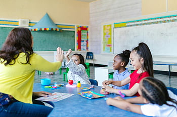 Kinder spielen, Lehrer, Klassenzimmer, freudige Szene, Verschiedene Gruppen, Kinder, Verspieltes Lernen, Aktivitäten, Bildung, Interaktion, Engagement