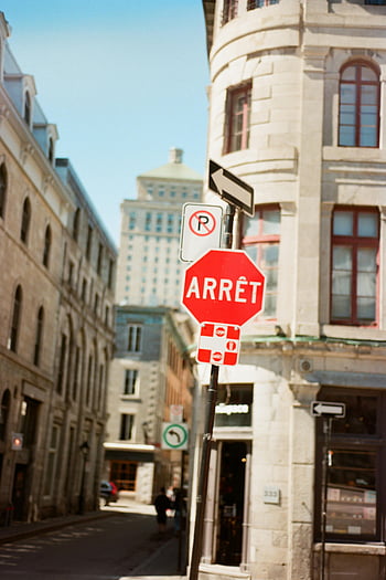 Montreal Street, stopka, Kultovní architektura, městský život, Rušná ulice, městské scény, pouliční značky, panoráma města, Znaménko arretu, historické budovy, Street View