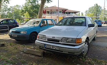 Форд Скорпион, opel corsa, 1990 автомобили, chalon sur saone, ретро автомобили, паркирани коли, синя кола, сребрист автомобил, паркинг на открито, Европейски регистрационни табели, дървета във фонов режим
