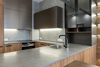moderne Küche, zeitgenössische Küche, Holzkabinen, Edelstahlgeräte, elegantes Design, küche innenraum, moderne Geräte, Schlanke Küche, Küchengestaltung, Küchendekor, Küchenrenovierung