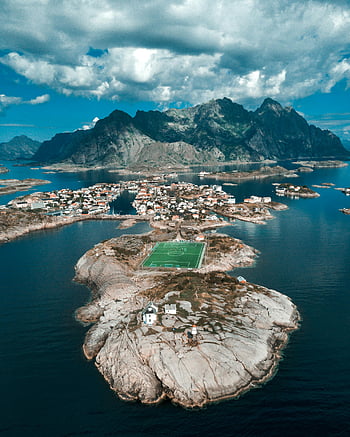 νησιά lofoten, γήπεδο ποδοσφαίρου, εναέρια θέα, Γαλάζια νερά, απόκρημνα βουνά, απομονωμένο νησί, γήπεδο, εκπληκτικό τοπίο, παραθαλάσσια τοπία, Νορβηγία, φυσική ομορφιά