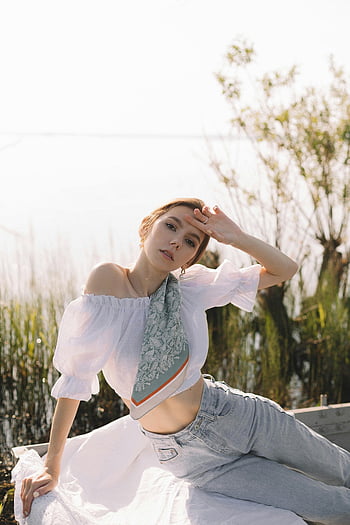 žena, Bílá top off-ramen, džínové kalhoty, Příležitostná elegance, Venkovní móda, Stylová pozice, modní styl, bílý top, džíny denim, off-ramenní halenka, Neformální outfit