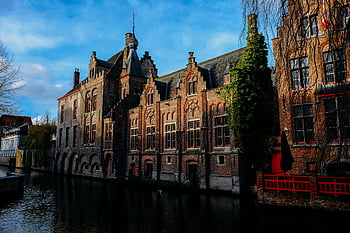 Brügge, Belgien, Gotische Gebäude, Kanal, szenische Ansicht, historische Architektur, europäische Stadt, Wasserweg, alte Stadt, Backsteingebäude, Efeu bedeckte Wände
