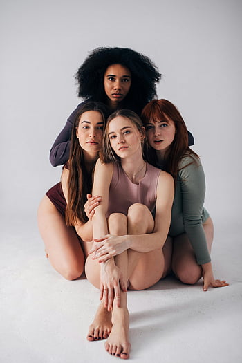 ženy pózují, rozmanité ženy, Body Positive, zmocnění, foto studio, sebevědomé ženy, blízko u sebe, čtyři ženy, studiový portrét, posílení postavení žen, Rozmanitost těla