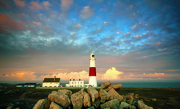 maják portland bill, západ slunce, dramatické mraky, Bílý a červená maják, blízko skal, nádherný západ slunce, pobřežní scenérie, fotografie majáku, scénické krajiny, dramatická obloha, výhled na moře
