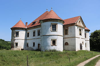 Hrad Pekry-Radak, Ozd, historické budovy, 17. století, opuštěná struktura, restaurování, Bonus Pastor Foundation, terapeutické centrum, červená střecha, bílé stěny, zelená tráva
